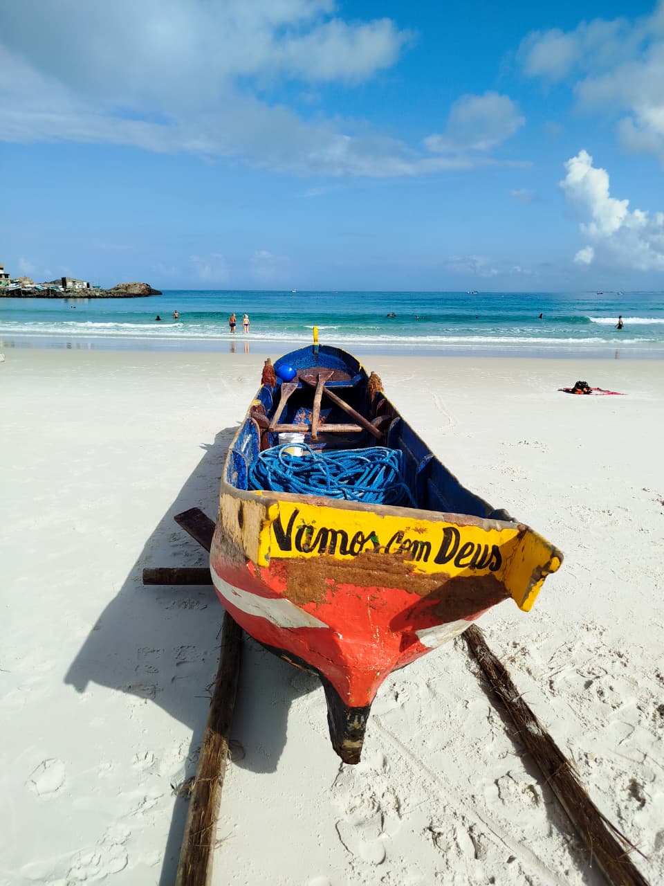 Barco tradicional de pesca na praia