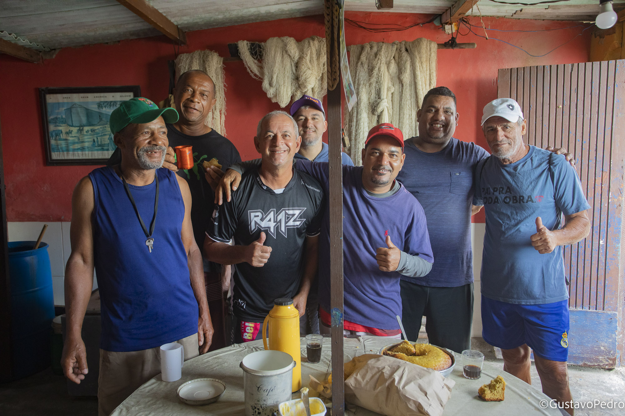 Grupo de pescadores reunidos em um espaço comunitário