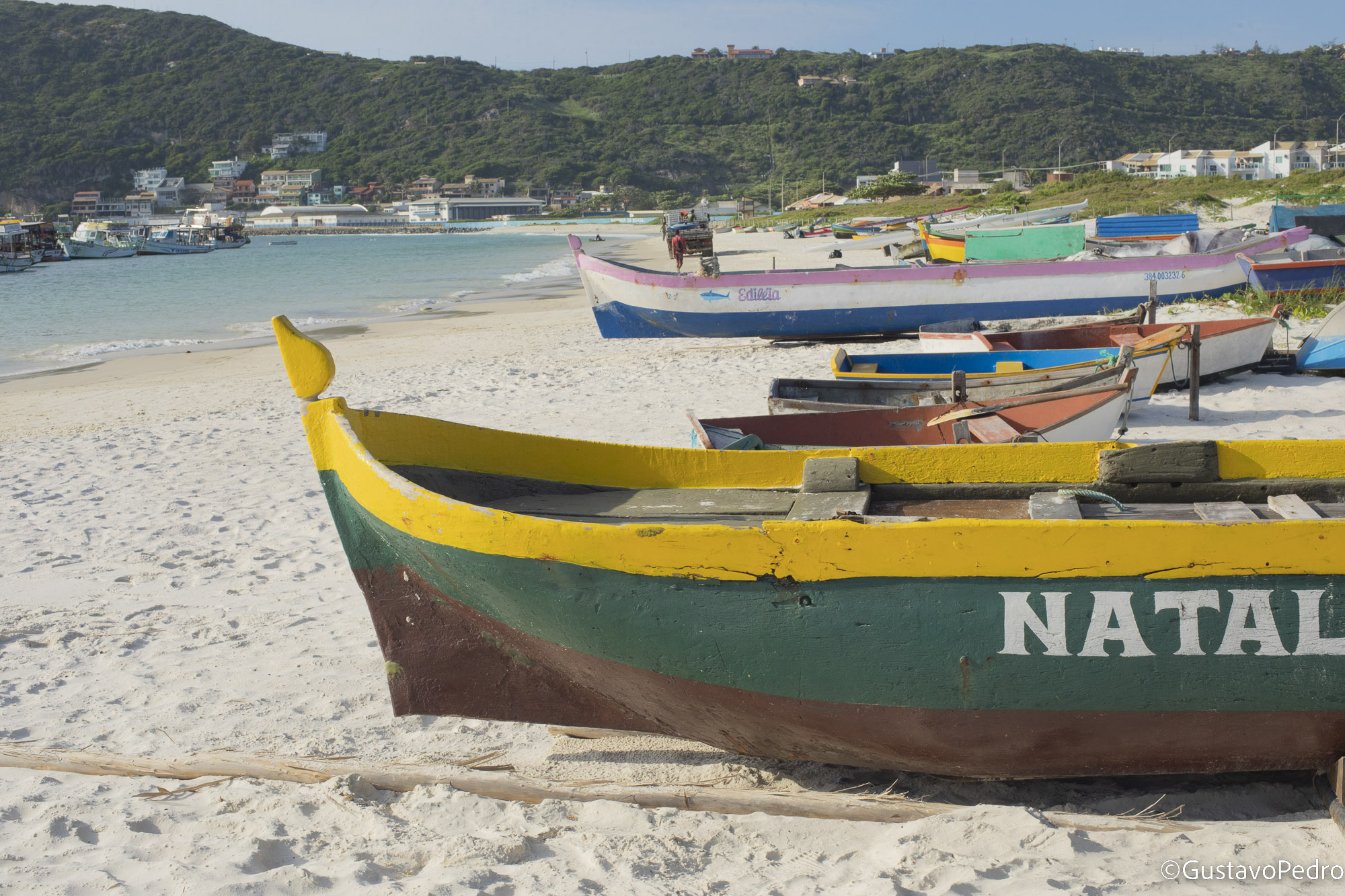 Barcos artesanais na praia diante da costa de Arraial do Cabo